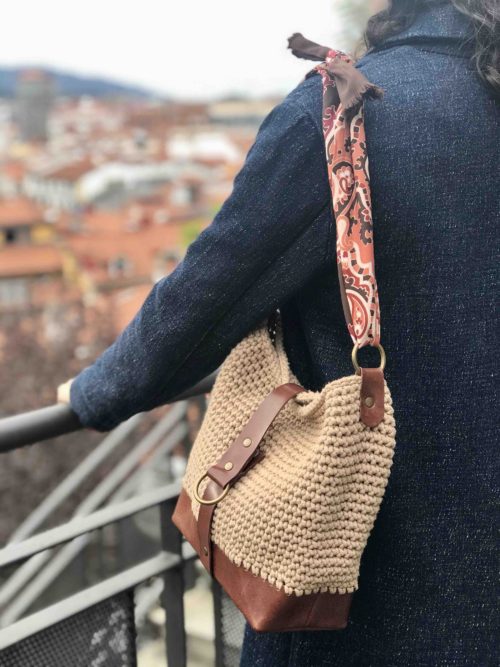 OTRORA_Bolso artesanal de crochet y cuero con pañuelo vintage