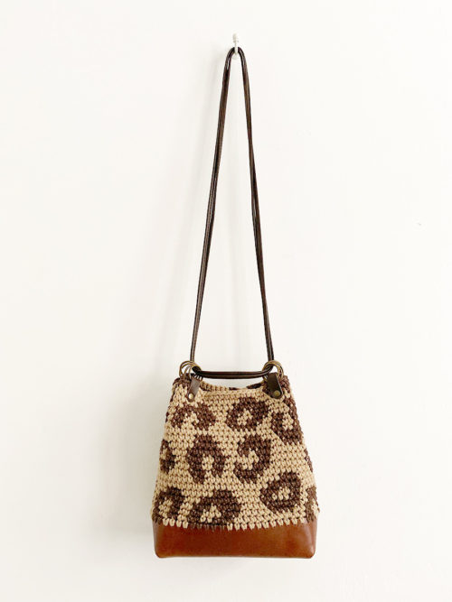 OTRORA_Bolso artesanal de crochet y cuero con estampado de leopardo en beige y marrón
