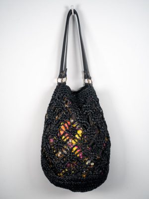 OTRORA_bolso de rafia tejido a mano en color negro carbón forrado con tela vintage de flores