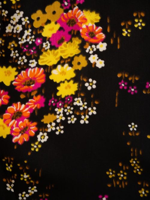 OTRORA_bolso de rafia tejido a mano en color negro carbón forrado con tela vintage de flores_forro