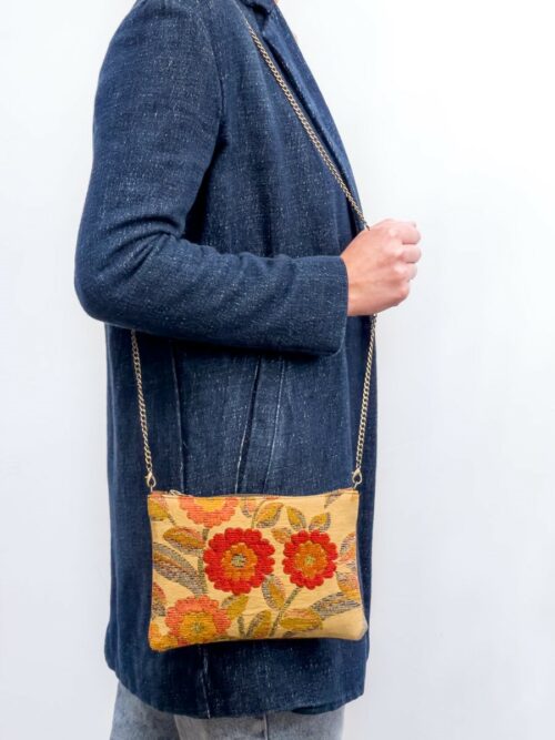 Bolso pequeño artesanal elaborado con tejido vintage de flores y piel de serraje