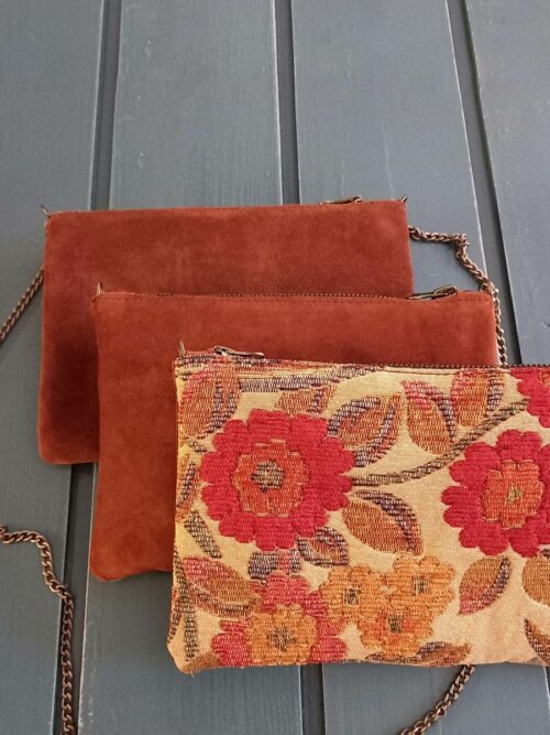 Bolso pequeño artesanal elaborado con tejido vintage de flores y piel de serraje