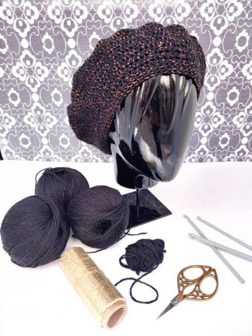 Boina de color negro dorado tejida a mano con lana merino y lurex