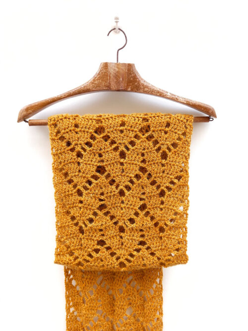 Bufanda de color mostaza tejida a mano a ganchillo con lana merino y mohair