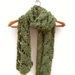 Bufanda de color verde musgo tejida a mano a ganchillo con lana merino y mohair