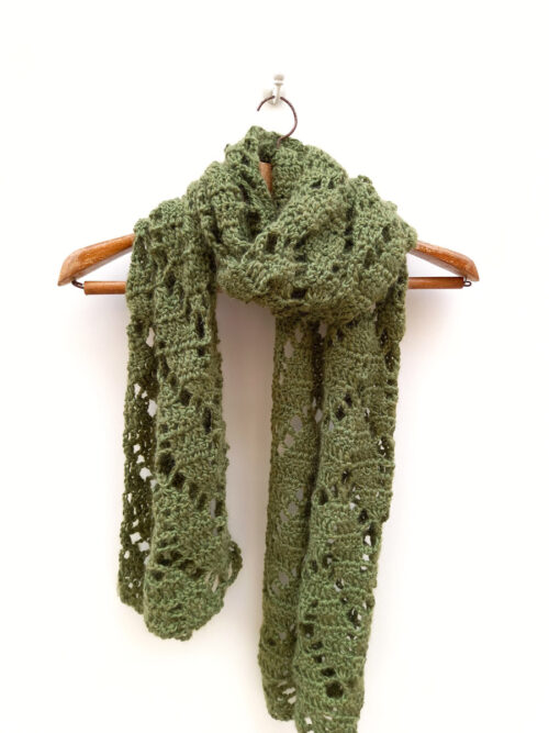 Bufanda de color verde musgo tejida a mano a ganchillo con lana merino y mohair