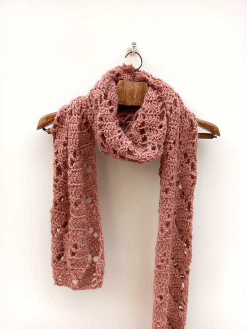 Bufanda de color rosa tostado tejida a mano a ganchillo con lana merino y mohair
